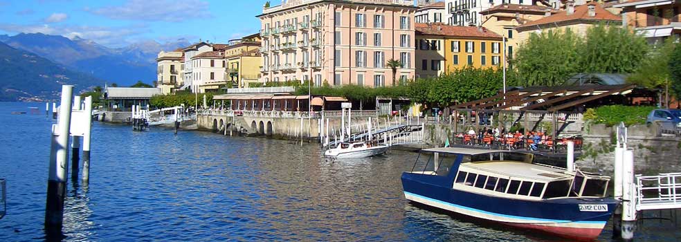 Hochsaison: Touristen-Dampfer und Autofähre im Hafen Bellagio.